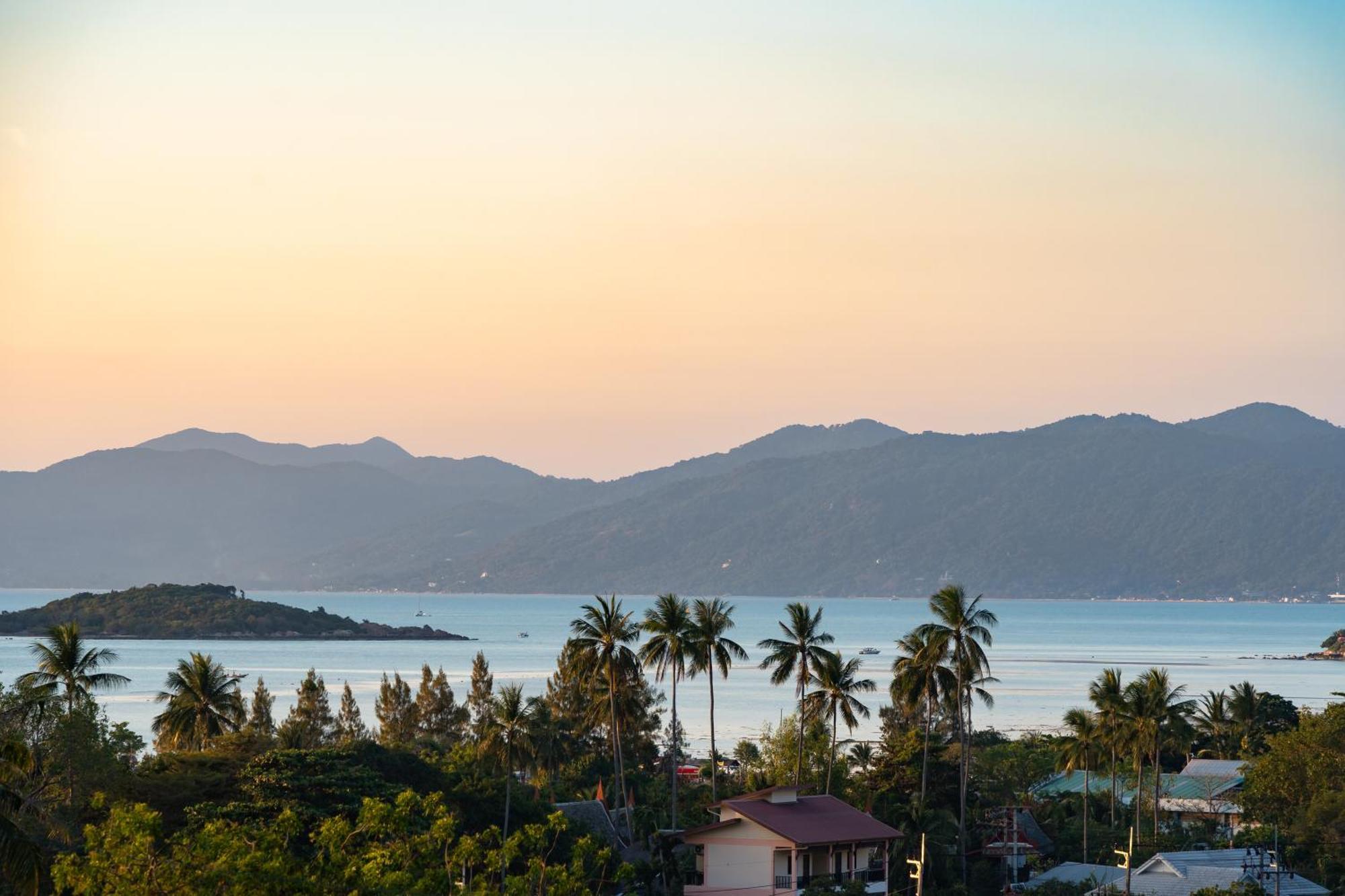 Sparkle 大佛海滩四卧时尚部分海景别墅 Villa Koh Samui